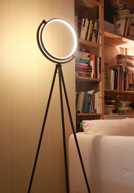 LED Halo Stehleuchte im Wohnzimmer