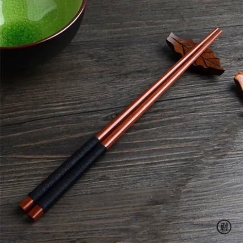 Handgefertigtes Sushi-Essstäbchen-Set aus Naturkastanienholz
