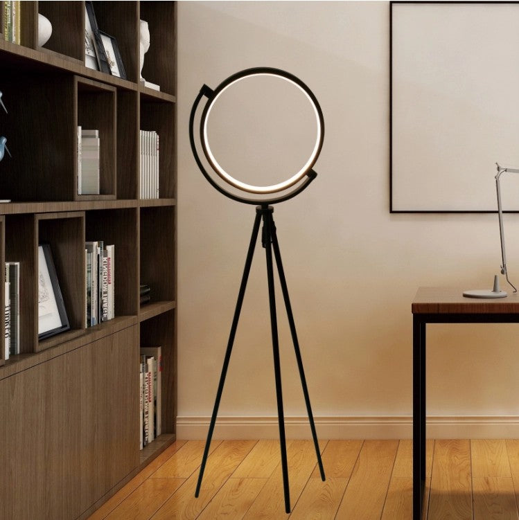 LED Halo Stehlampe im Arbeitszimmer
