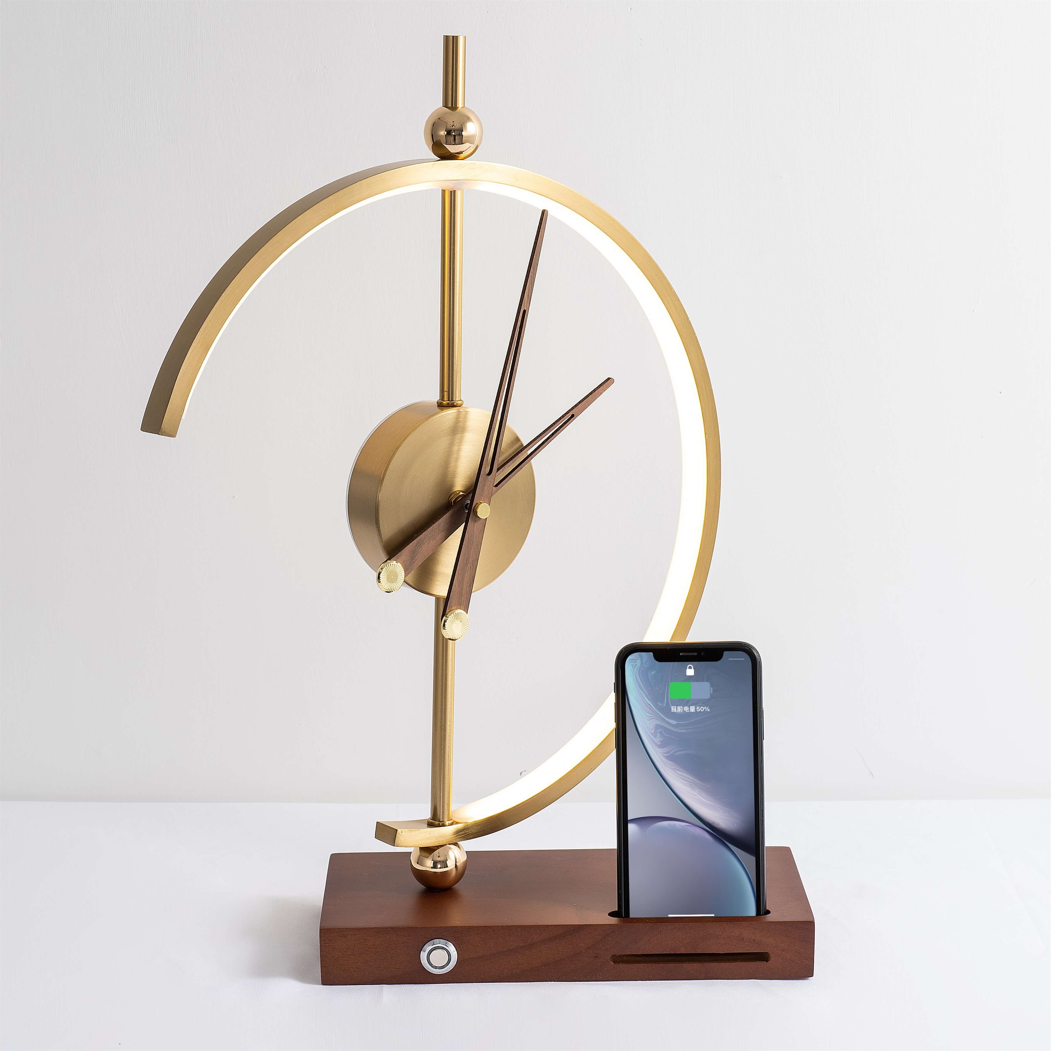 Detailaufnahme der Uhrlampe mit LED Anzeige und dimmbarer Lichtfunktion