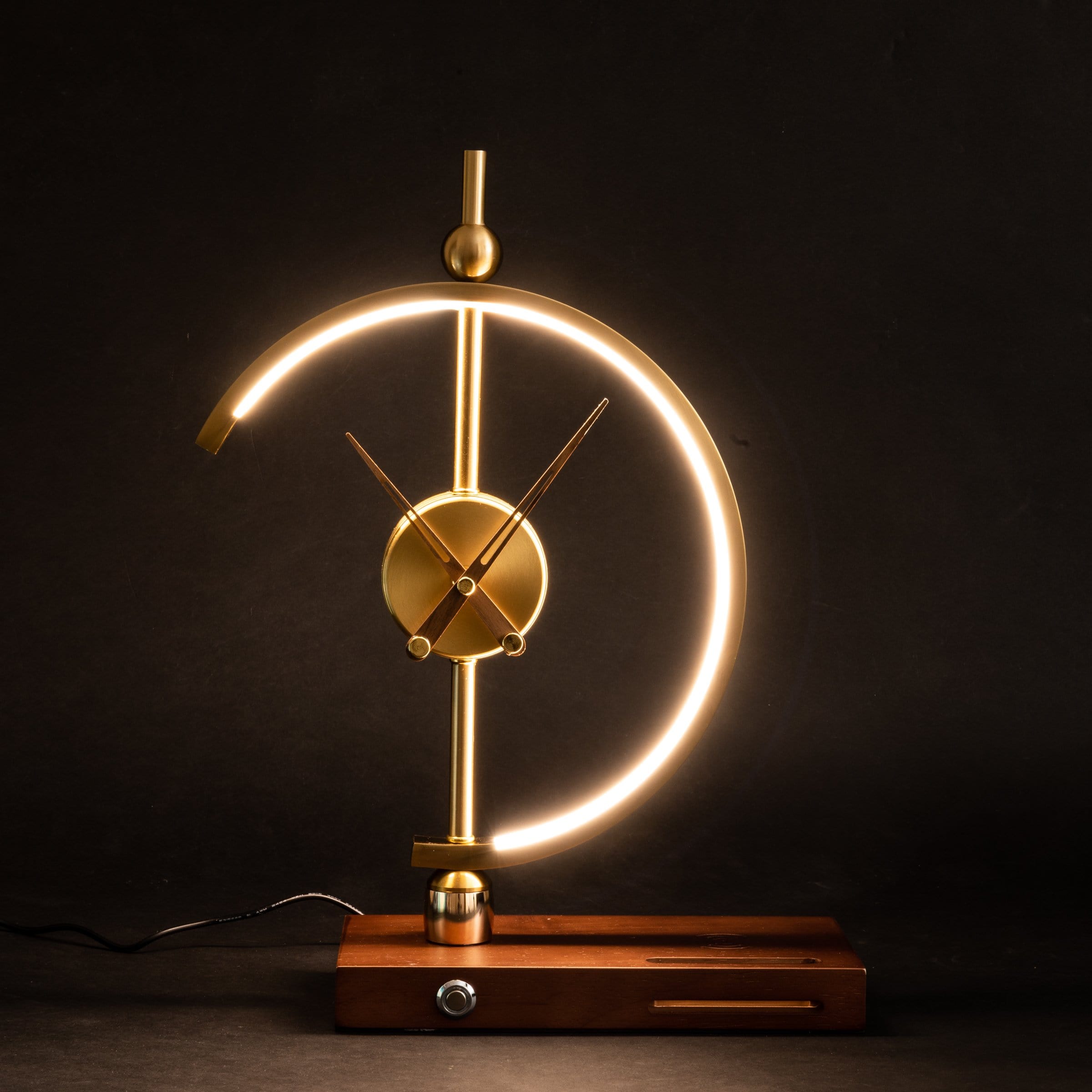 Moderne Uhrlampe im minimalistischen Design als stilvolle Tischleuchte für Wohn- und Schlafzimmer