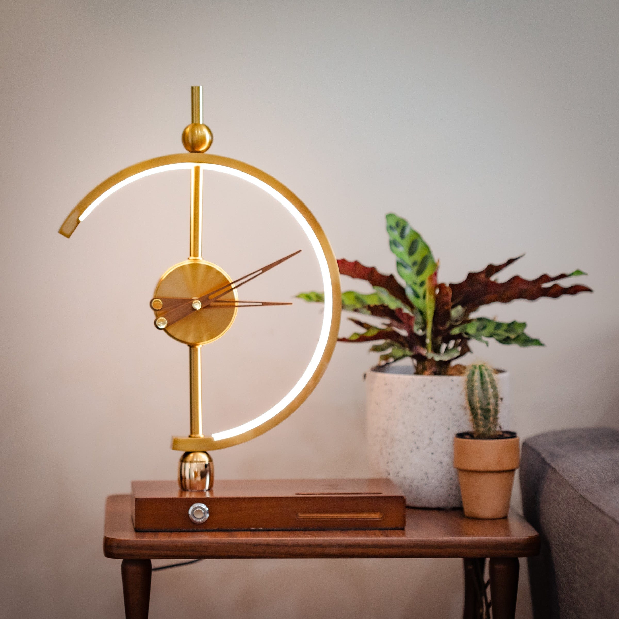 Uhrlampe mit warmem dimmbarem Licht für eine gemütliche Atmosphäre im Schlafzimmer